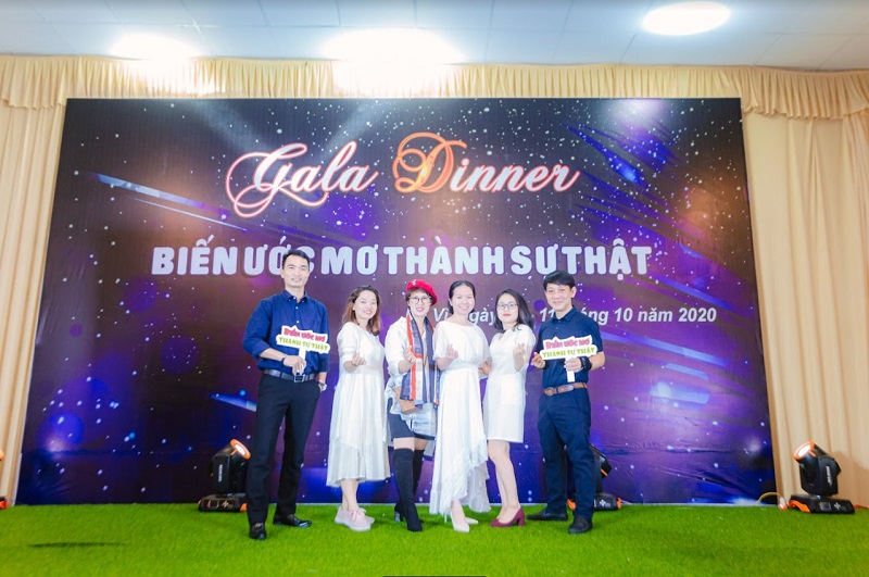 Mẫu backdrop sự kiện ngoài trời gala dinner